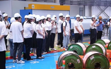 桐鄉(xiāng)市國企青年人才培訓(xùn)班赴物產(chǎn)中大實業(yè)下屬中大元通電纜“未來工廠”交流